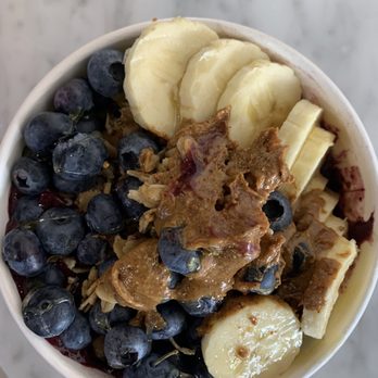 Bona Fide Juicery - a bowl of oatmeal with bananas and blueberries - Juice Bars & Smoothies Near Me - De Pere, Wisconsin
