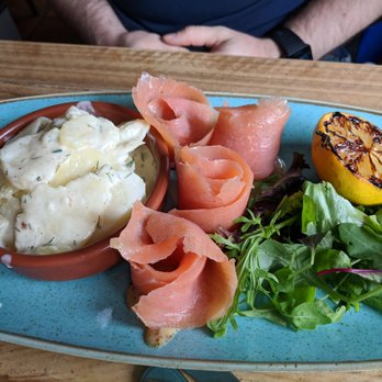 Den Glade Gris - Smoked salmon & dill cream potatoes - Gastropubs Near Me - Oslo, 03 Den Glade Gris - Smoked salmon & dill cream potatoes - Gastropubs Near Me - Oslo, 03