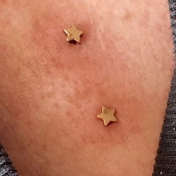 Pink's Lynx - Surface piercing with cute gold stars - Piercing Near Me Pink's Lynx - Surface piercing with cute gold stars - Piercing Near Me