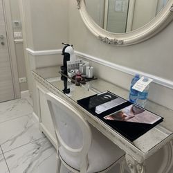 The Moon Boutique Hotel & SPA - Small desk for working