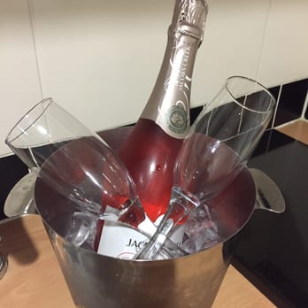 Novotel Barossa Valley Resort - Jacobs creek pink moscato - Hotels Near Me - Adelaide, SA