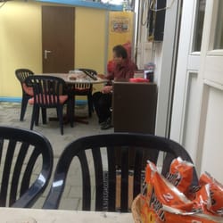 Er auf dem Bild ist der Besitzer des Cafe. Hier ist man gut und günstig.