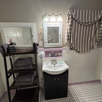 Fiddler's Inn - Bathroom - Bed & Breakfast Near Me - Carlsbad, New Mexico Fiddler's Inn - Bathroom - Bed & Breakfast Near Me - Carlsbad, New Mexico