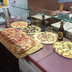 Pizzeria AL Casolare di Settembri Loriana - Bancone pizze (da Facebook)