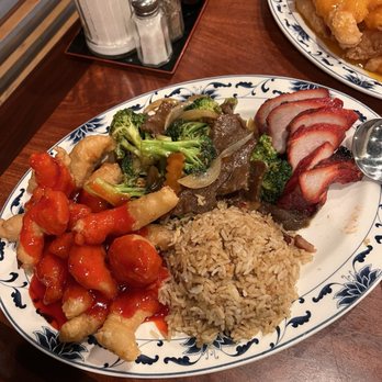 New Lantern Chinese Restaurant - Combination #8: sweet and sour chicken, broccoli beef, bbq pork and pork fried rice-Huge portion=lots of leftovers - Cantonese Near Me - Estacada, Oregon New Lantern Chinese Restaurant - Combination #8: sweet and sour chicken, broccoli beef, bbq pork and pork fried rice-Huge portion=lots of leftovers - Cantonese Near Me - Estacada, Oregon
