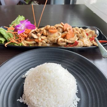 Love Thai Restaurant - Cashew Chicken stir fry w/steamed rice - Thai Near Me - Concord, California Love Thai Restaurant - Cashew Chicken stir fry w/steamed rice - Thai Near Me - Concord, California