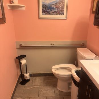 Louis' Grille - Clean bathroom - Diners Near Me - Harrisburg, North Carolina