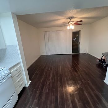 Park Manor Apartments - Van Nuys - Living room - Apartments Near Me - Van Nuys, California