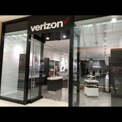 Wireless Solutions Center - Somerset Mall - Verizon location inside the Somerset Collection, Troy Michigan.