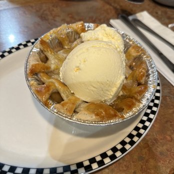 Black Bear Diner Milpitas - Grandma's Famous Cobbler (Apple) - Diners Near Me - Milpitas, California