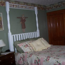 Ashley-Drake Historic Inn & Garden - Garden Room, upstairs, queen bed, private en-suite bathroom with claw foot tub and shower riser