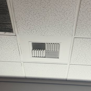 IHOP - Mold/mildew on the vents above tables with customers. - Breakfast & Brunch Near Me - Harrisonburg, Virginia