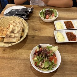 Sofra Grillhaus - Starter bread and salad