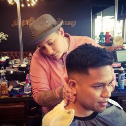 Falcon Barbershop - Sierra Fox preps neck shave to finish off her Sick Zero Mid Fade Falcon Cut...
