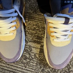 The One In Allentown - Look as the left shoe which will be to your right see those dark lines in the gray black stain.