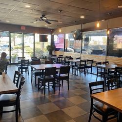 Anny's Fine Burger - Interior