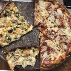 Margate Woodfired Pizza - Travel from Sydney to Tasmania and stop on the way to have something to eat, then I am having the best garlic seafood pizza ever!