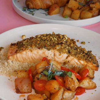 Pink Cafe - Salmón con papa rostizada - Cafes Near Me - Hallandale Beach, Florida Pink Cafe - Salmón con papa rostizada - Cafes Near Me - Hallandale Beach, Florida
