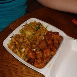 Hong Kong Restaurant - Sesame chicken, Black pepper chicken, General Tso with lo mein