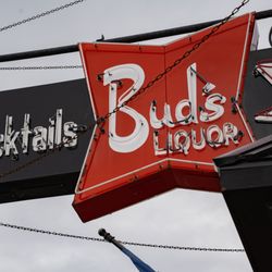 Bud’s Bar - Bud's Lounge. (keepsmilingphoto.com)