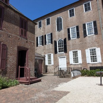 Heyward-Washington House - Courtyard between the main House, kitchen/ wash house and slave quarters, and gardens. - Landmarks & Historical Buildings Near Me - Charleston, South Carolina