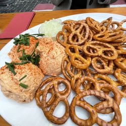 Weingut Preis - Spudlekasse mit brezel
