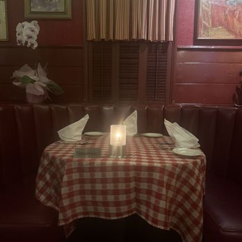 Dan Tana's - Dining table - Italian Near Me - West Hollywood, California