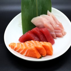 Omakase Umi - Fresh JPN's Hamachi, wild caught Hawaiian Bigeye tuna and New Zealand Ora king salmon