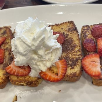 Another Broken Egg Cafe - Strawberry French Toast Poundcake with scrambled eggs and chicken sausage - Breakfast & Brunch Near Me - Winter Park, Florida