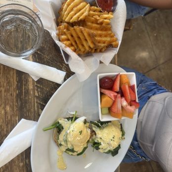 Met Her At A Bar - Classic Eggs Benedict - Cafes Near Me - Los Angeles, California