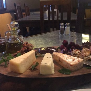 Quercus - Cheese plate - Mediterranean Near Me - Villa de Juárez, BCN Quercus - Cheese plate - Mediterranean Near Me - Villa de Juárez, BCN