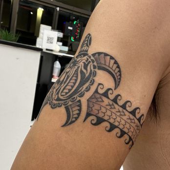 Suite Dreamz Tattoo Studio - Sea turtle surrounded by armband tattoo - Tattoo Near Me - Honolulu, Hawaii Suite Dreamz Tattoo Studio - Sea turtle surrounded by armband tattoo - Tattoo Near Me - Honolulu, Hawaii