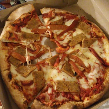 The Roasted Garlic - Pizza with fennel sausage and roasted red peppers - American Near Me - Pittsfield, Massachusetts