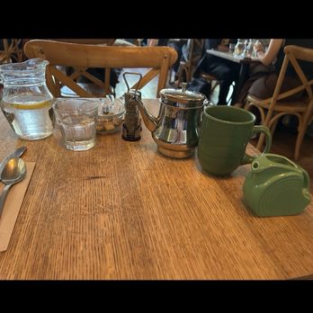 La Note - Our aromatic hot English Breakfast tea was served almost immediately! - French Near Me - Berkeley, California