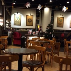 太平洋咖啡 - Beautiful sitting section here. Both wooden chairs and tables and sofa seats. Always decorated to the season with nice music.