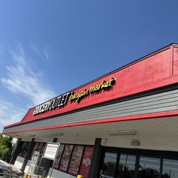 Grocery Outlet - Walking in.....