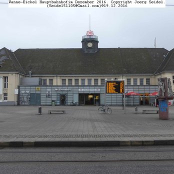 Wanne-Eickel Hauptbahnhof - Blick auf den Bahnhof Wanne-Eickel. Vor dem Bahnhof die Stadtbahnhaltestelle der Bogestra. - Train Stations Near Me - Herne, NW