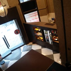 太平洋咖啡 - Coffee shop is the building's lobby.
