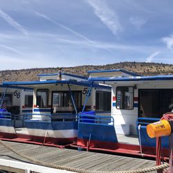 Lake Billy Chinook Houseboats - Budget (old) houseboats ready to rent.