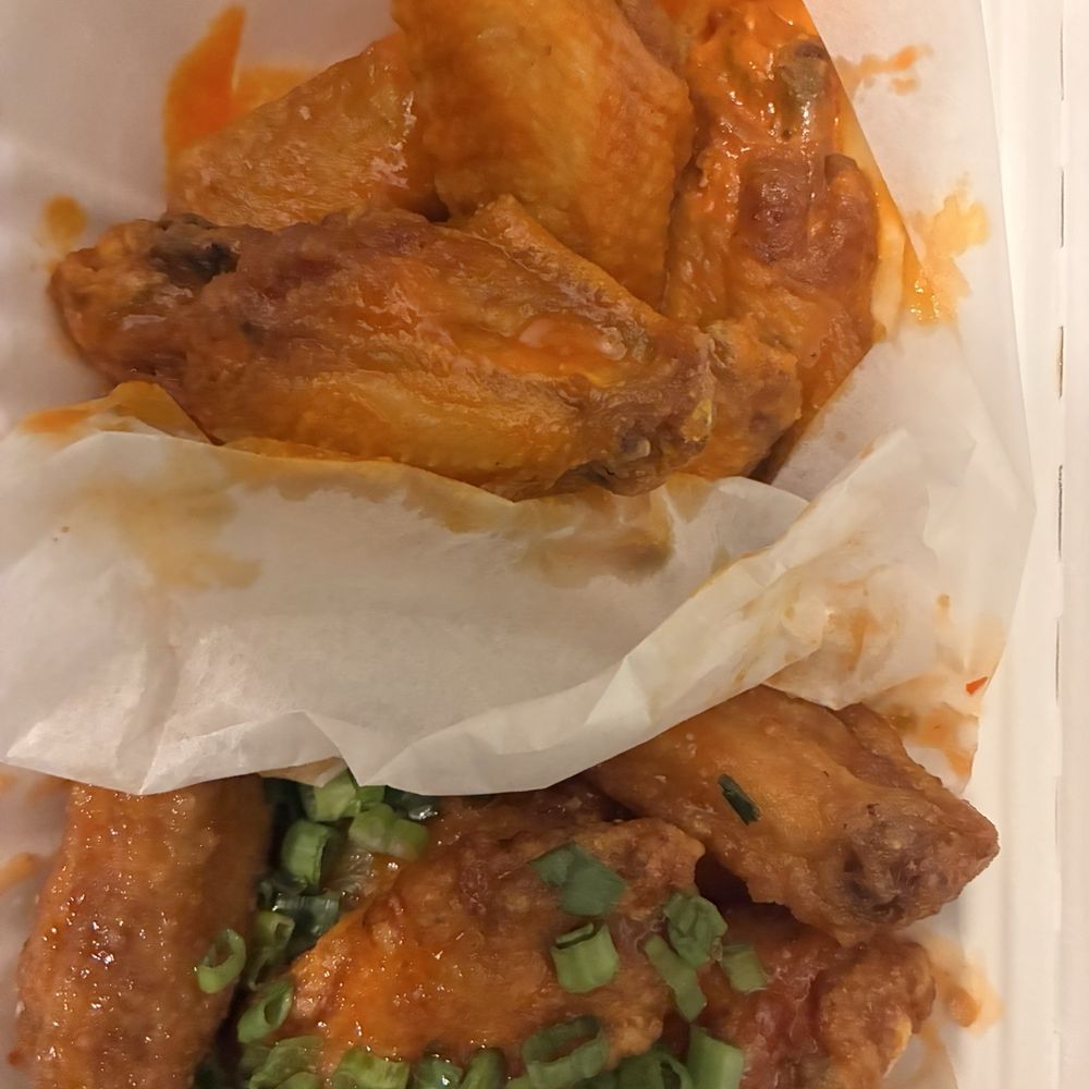 10 WINGS Thai chili and Hot 10 WINGS Thai chili and Hot