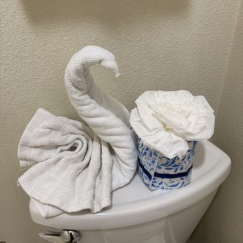 Murphy's River Lodge - Bathroom towel swan - Hotels Near Me - Estes Park, Colorado