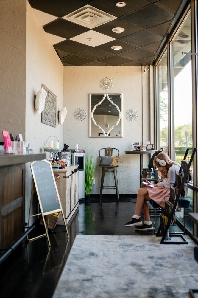 BOMBSHELLS + BLOWOUTS SALON Updated September 2024 59 Photos & 24