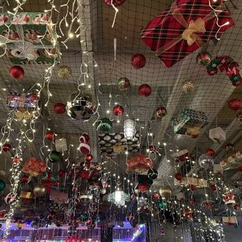 Shack Breakfast & Lunch - Holiday decorated ceiling - American Near Me - Frontenac, Missouri Shack Breakfast & Lunch - Holiday decorated ceiling - American Near Me - Frontenac, Missouri