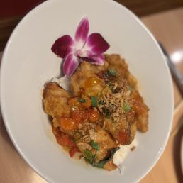 CRISPY SEABASS FILET WITH SOUR MANGO AND SHALLOT SALAD
(Pla Tod Nam Pla) CRISPY SEABASS FILET WITH SOUR MANGO AND SHALLOT SALAD
(Pla Tod Nam Pla)