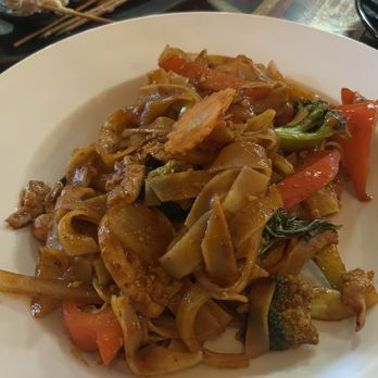 Blú Lotus Lao & Thai Restaurant - 30. Pad Kee Mao with chicken - Laotian Near Me - Ceres, California Blú Lotus Lao & Thai Restaurant - 30. Pad Kee Mao with chicken - Laotian Near Me - Ceres, California