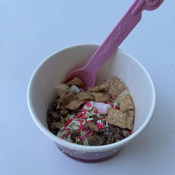 Yogurtland - Rocket Pop Sorbet + Pistachio + French VanillaNo Sugar Added Cinnamon Toast Crunch, Frosted Animal Crackers, Mochi, Sprinkles, Peanuts - Ice Cream & Frozen Yogurt Near Me - Milpitas, California