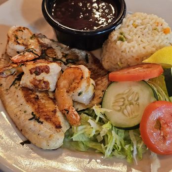 El Kiche Restaurant - Tilapia with shrimp, rice and black beans, corn tortillas. - Latin American Near Me - Katy, Texas El Kiche Restaurant - Tilapia with shrimp, rice and black beans, corn tortillas. - Latin American Near Me - Katy, Texas