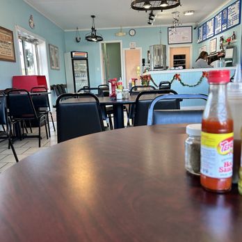 Bogue House Restaurant - Seating area - Barbeque Near Me - Cedar Point, North Carolina