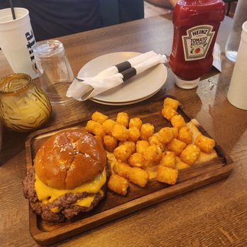 Avenue Tap & Kitchen - Smash Burger and Tots - Sports Bars Near Me - Chicago, Illinois