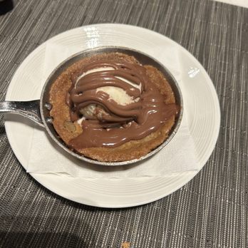United Polaris Lounge - Chocolate chip cookie with ice cream - Airport Lounges Near Me United Polaris Lounge - Chocolate chip cookie with ice cream - Airport Lounges Near Me
